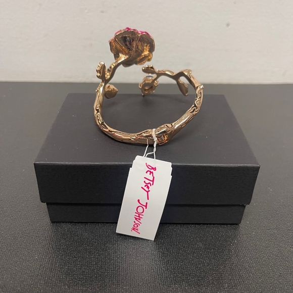 Betsey Johnson Rose Hing - Picture 5 of 8